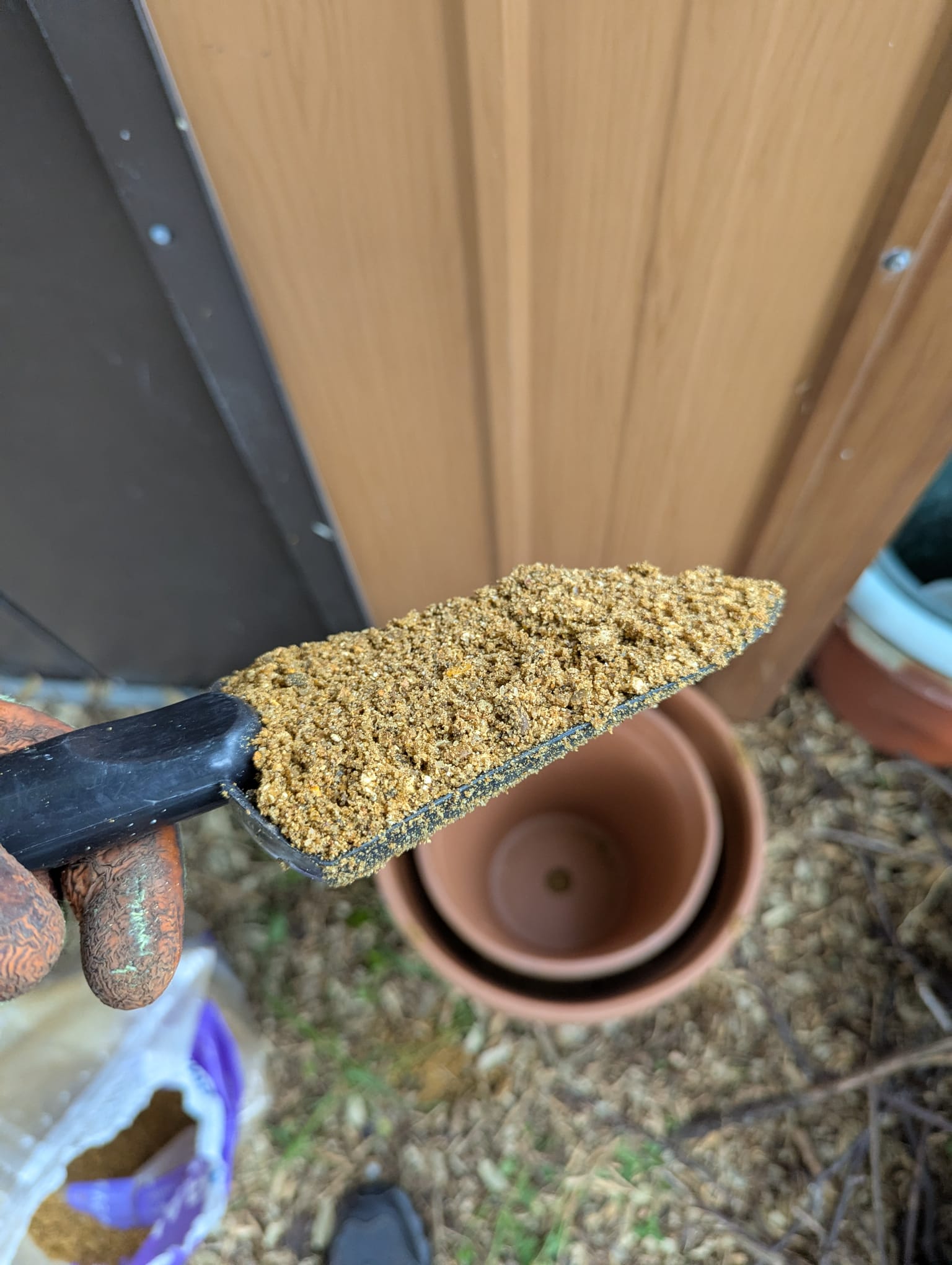 A trowel holding coarse sand for the build